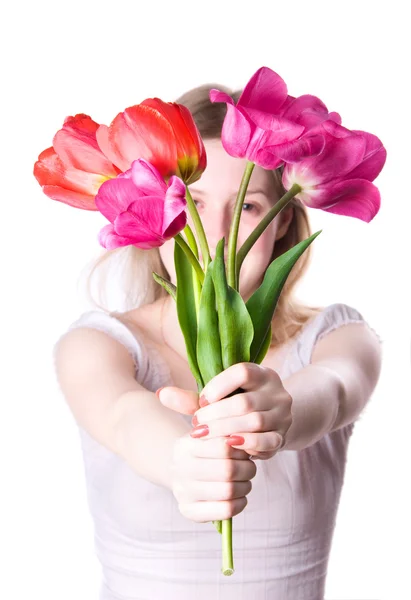 Jovem mulher esticando flores — Fotografia de Stock