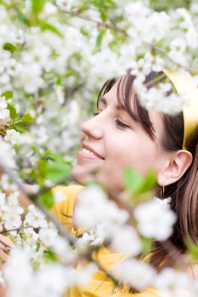 Jeune femme avec des fleurs de cerise de printemps — Photo