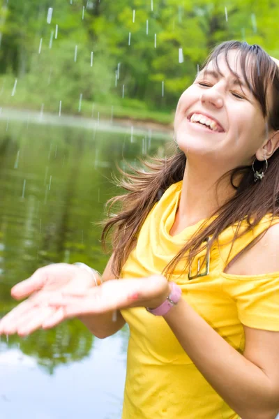 Ευτυχισμένη γυναίκα με σταγόνες νερό — Φωτογραφία Αρχείου