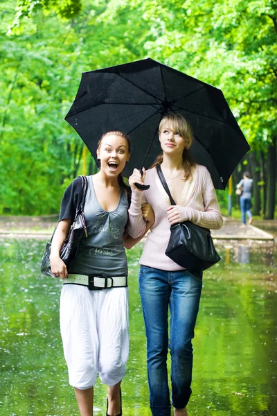 Two girls rejoice to rainy weather — Stock Photo, Image