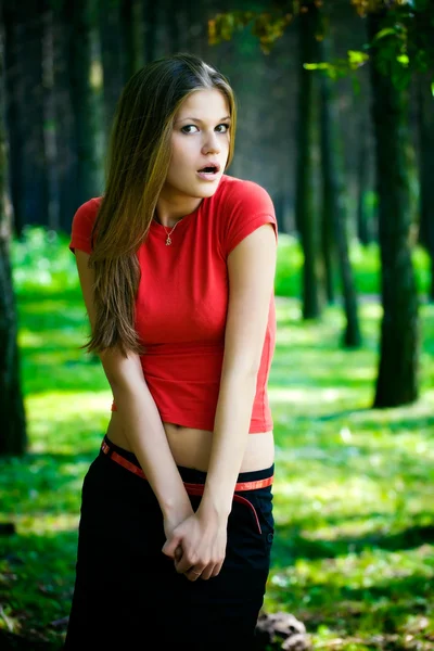 Donna sorpresa in una foresta — Foto Stock