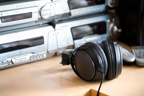 Mesa com equipamento de áudio — Fotografia de Stock