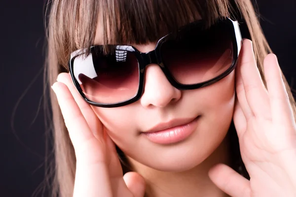 Jonge vrouw in zonnebril portret — Stockfoto