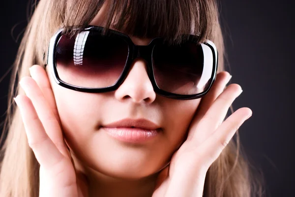 Молода жінка в сонцезахисних окулярах портрет — стокове фото