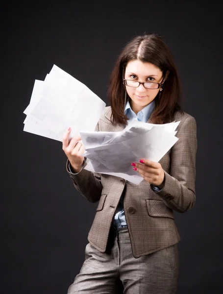 Бізнес-леді з листами паперу — стокове фото