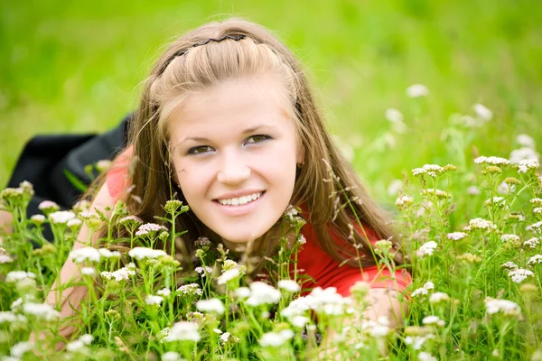 Junge Frau im hohen grünen Gras — Stockfoto