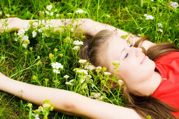 Jovem mulher descansando na grama — Fotografia de Stock