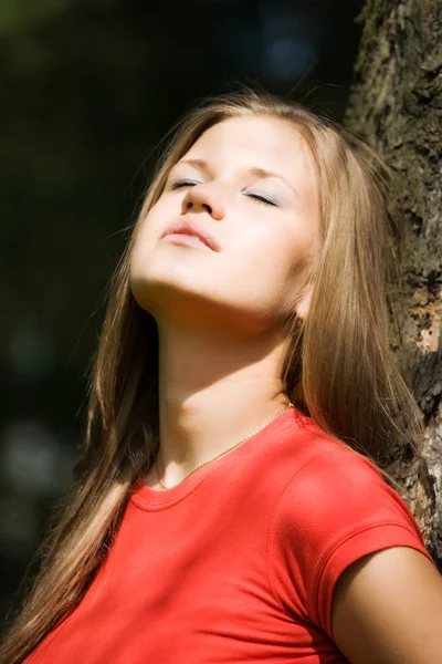 젊은 여자는 태양을 즐길 수 — 스톡 사진