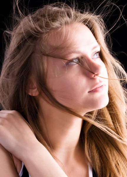 Mulher com fluttering retrato do cabelo — Fotografia de Stock