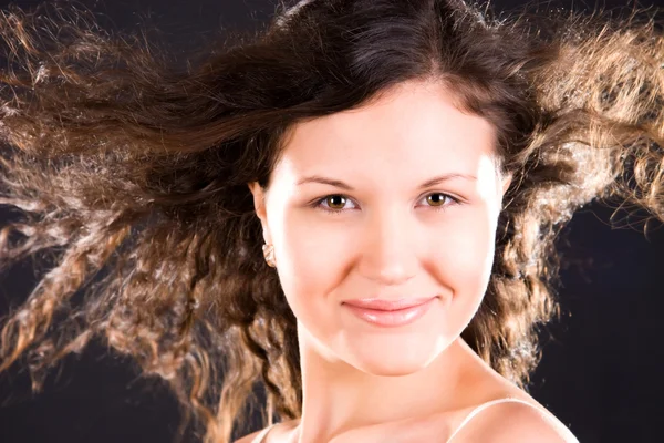 Giovane donna con lunghi capelli castani — Foto Stock
