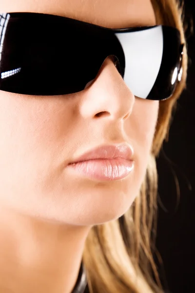 Mulher séria em óculos de sol retrato — Fotografia de Stock