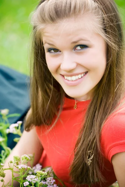 Νεαρή γυναίκα ευτυχισμένη στο πράσινο γρασίδι — Φωτογραφία Αρχείου