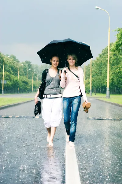 在一场大雨中的两个女人 — 图库照片
