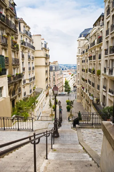 Общая французская улица со зданиями — стоковое фото