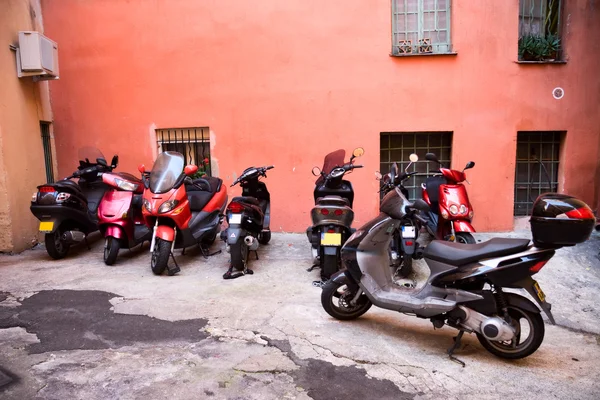 Motorlu bisikletler ile İtalyan dar sokak — Stok fotoğraf