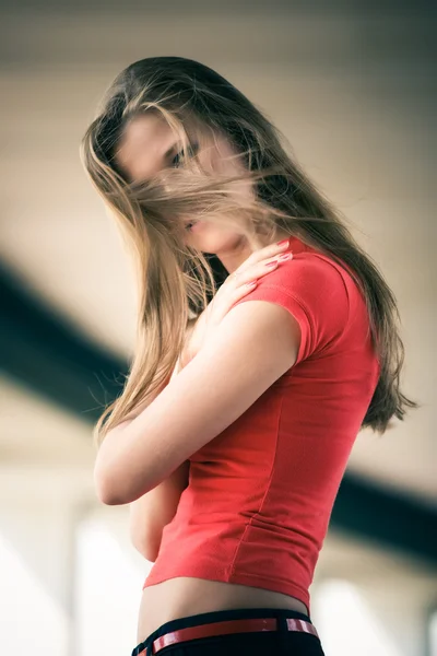 Kvinna med fladdrande hår — Stockfoto