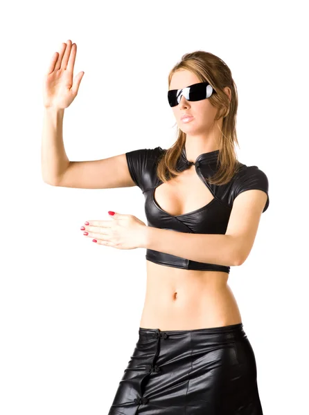 Młoda kobieta w czarnej sztuki walki poza — Zdjęcie stockowe
