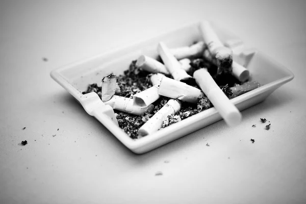 Bandeja de cinzas com cigarros — Fotografia de Stock