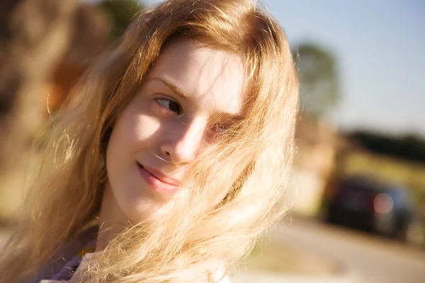 Молодая женщина с трепещущими волосами — стоковое фото