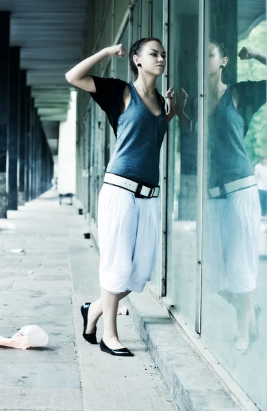 Chica hooligan rompiendo la ventana — Foto de Stock