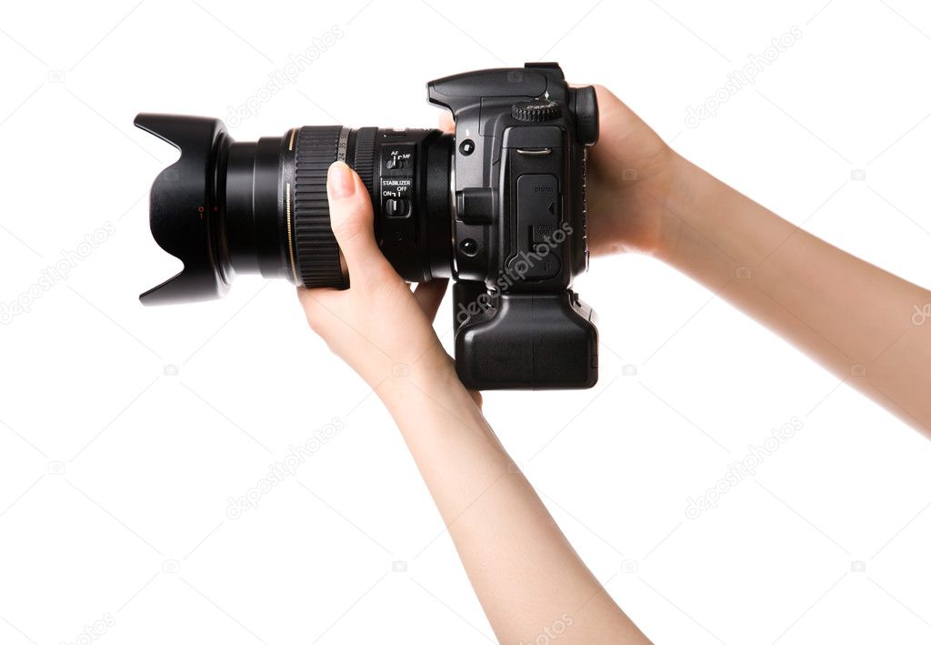 Mujer sosteniendo una cámara fotográfica profesional Foto de stock  1900020502