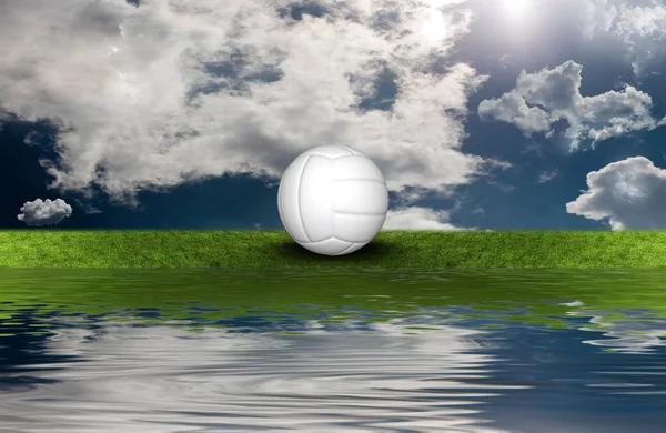 Volejbalový míč na zelené trávě — Stock fotografie