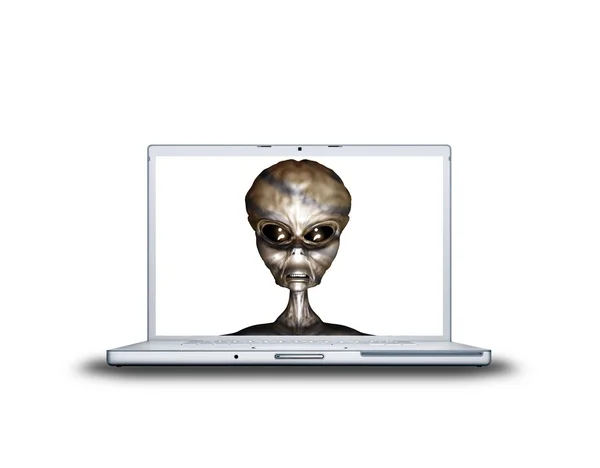 Cabeza alienígena en la pantalla del portátil — Foto de Stock