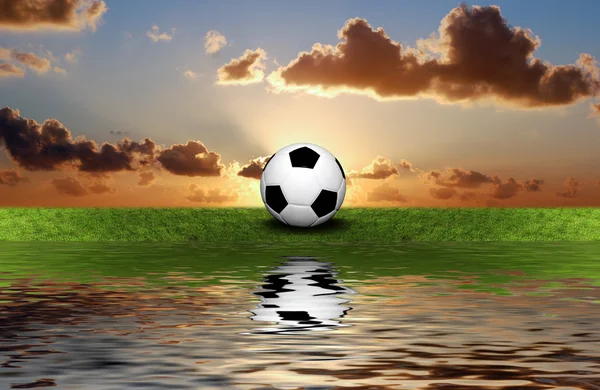 Piłka nożna na zielonej trawie, w tle niebo — Zdjęcie stockowe