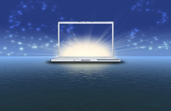 Lege laptop op de zonsondergang in de blauwe zee — Stockfoto