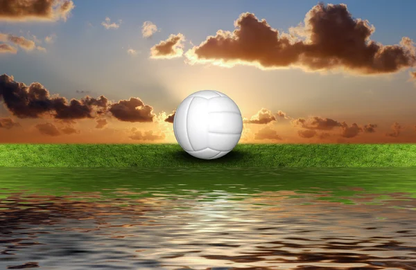 Bola de vôlei na grama verde com fundo céu — Fotografia de Stock