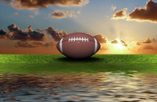 Piłka nożna na zielonej trawie, w tle niebo — Zdjęcie stockowe