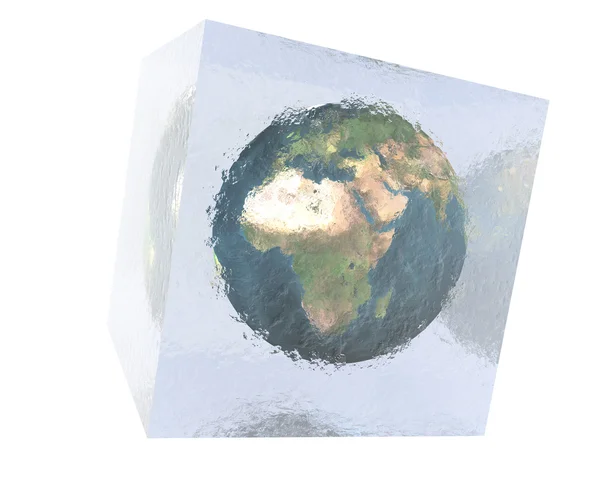 Terra em cubo de vidro rachado com reflexão sobre fundo branco — Fotografia de Stock