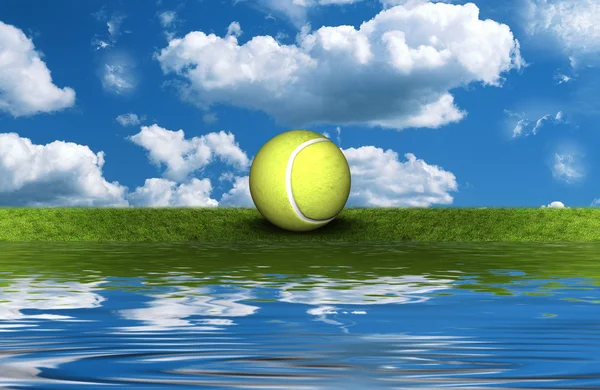 Tennisball auf dem grünen Rasen mit Himmelshintergrund — Stockfoto
