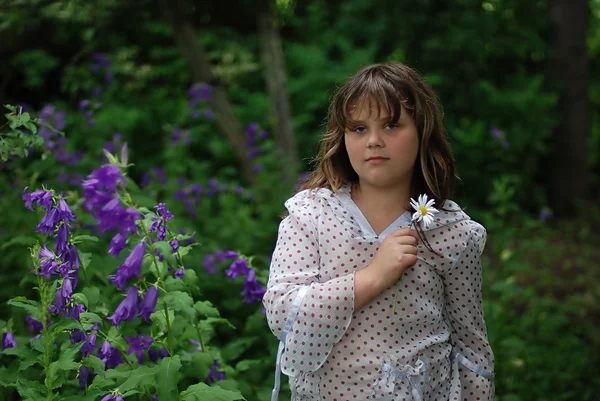 夏の庭の女の子 — ストック写真