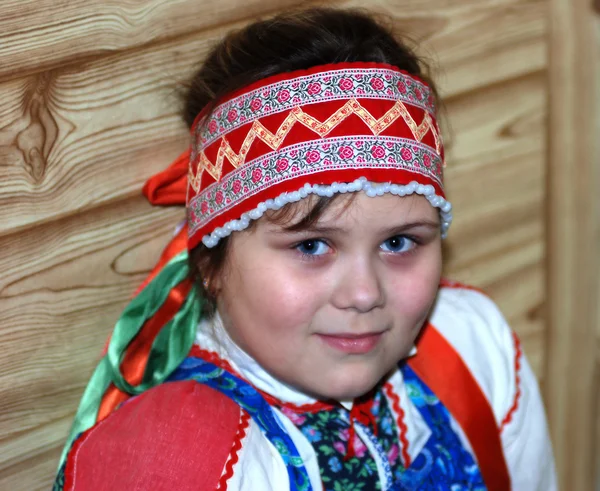 穿着民族服装的俄罗斯姑娘 — 图库照片