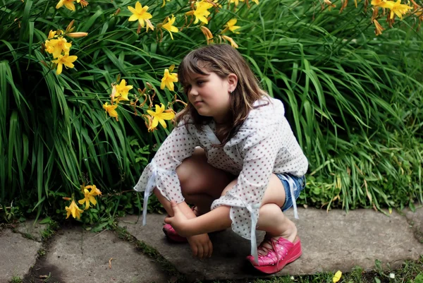 Dívka v letní zahradě — Stock fotografie