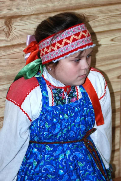 Russisch meisje in traditionele kleding — Stockfoto