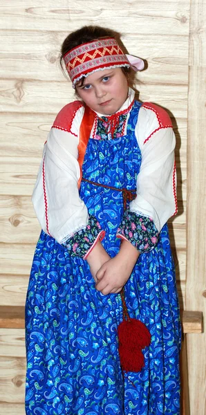 전통 옷을 입고 러시아 소녀 — 스톡 사진