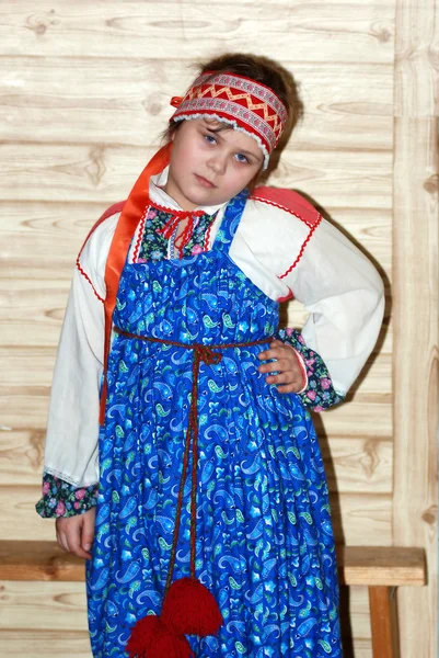 Chica rusa en ropa tradicional — Foto de Stock