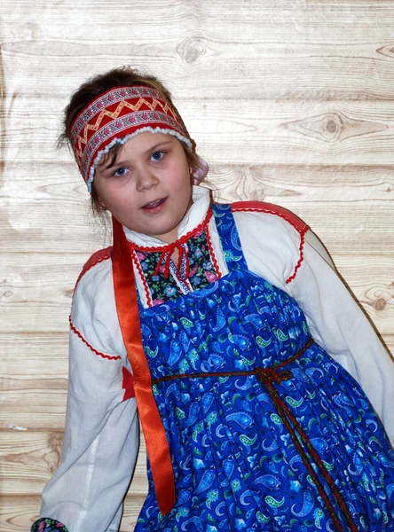 Русская девушка в традиционной одежде — стоковое фото