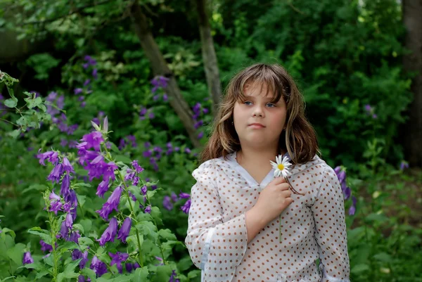 夏の庭の女の子 — ストック写真
