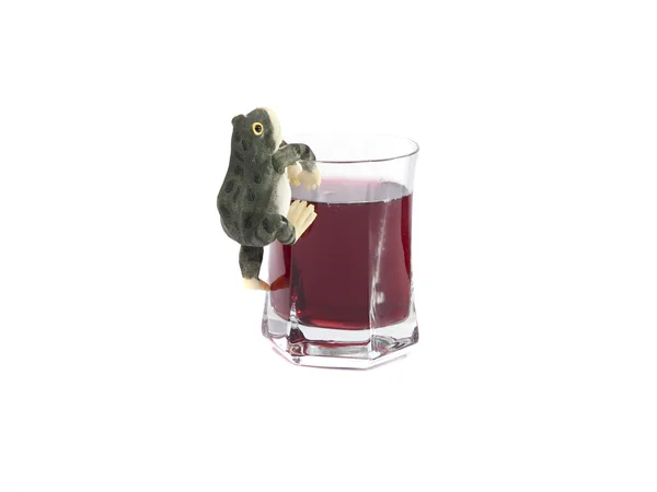 Лягушка на бокале вина изолированы на белом — стоковое фото