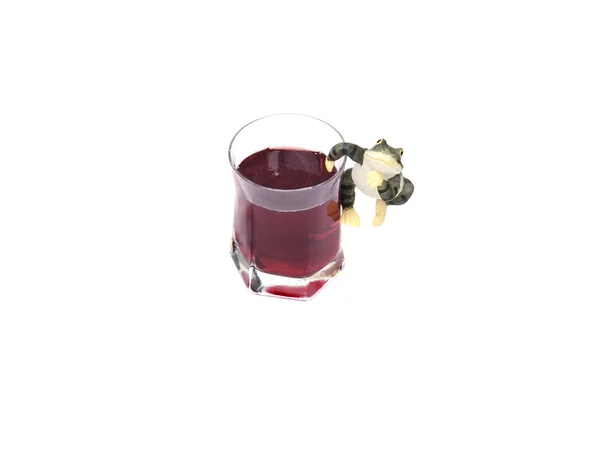 Frog op de geïsoleerd op witte wijnglas — Stockfoto