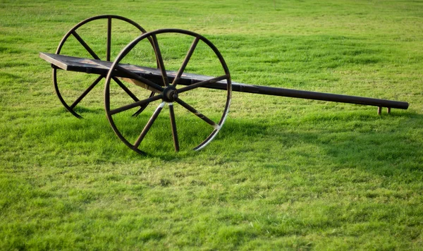Old empty cart on green grass — Stock Photo, Image