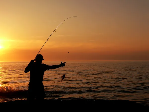 Рибалка в сутінках — стокове фото
