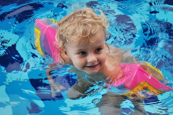 Klein meisje in het zwembad Stockafbeelding
