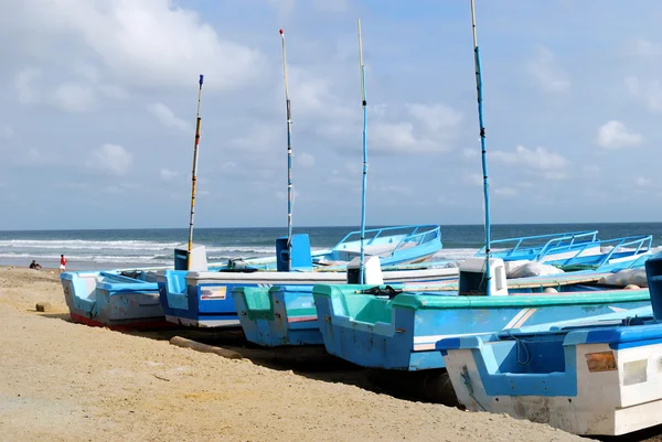 Лодки на пляже — стоковое фото