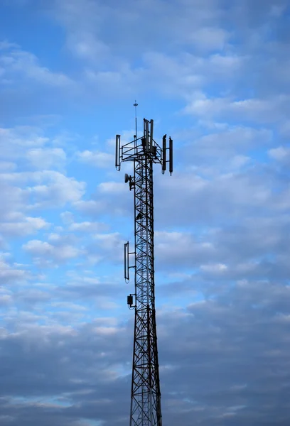 Communications tower with antennas — Stock Photo, Image