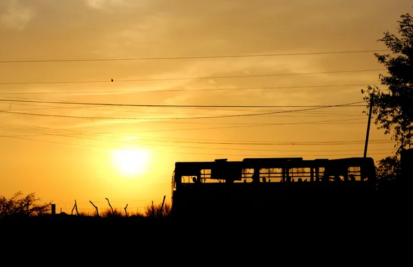 Dernier bus sur un coucher de soleil — Photo