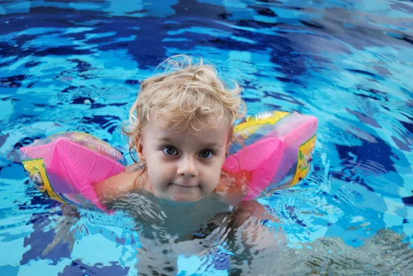 Egy kislány a medencében. — Stock Fotó